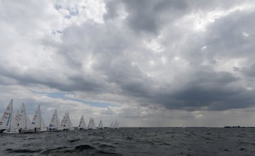 Los marineros de la clase 470a compiten en una carrera en el Mar Báltico el 20 de junio de 2018 frente a la costa de Kiel, en el norte de Alemania. 
