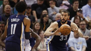 USA01. SALT LAKE (ESTADOS UNIDOS), 14/11/2016.- El jugador del Memphis Grizzlies, Marc Gasol (d), en acción con su compañero Mike Conley hoy, lunes 14 de noviembre de 2016, en Salt Lake City, Utah (Estados Unidos). EFE/GEORGE FREY
