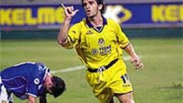 <B>PASO DE GIGANTE</B>. Víctor marcó el segundo tanto del Villarreal, que deja al equipo amarillo casi clasificaco para la Copa de la UEFA.