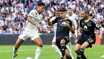 Diogo Leite y Bonucci tratan de detener a Bellingham en el Bernabéu.