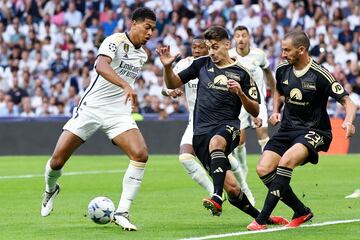 Diogo Leite trata de parar a Bellingham en el partido de ida en el Bernabéu entre el Madrid y el Union. 