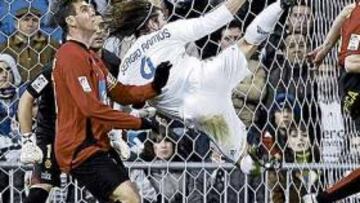 <b>BUSCÓ EL GOL SIN SUERTE</b> El Madrid intentó en todo momento perforar la portería de Moyá. Un tanto le metía en la siguiente ronda, pero tras el gol de Ibagaza los de Schuster se fueron arriba con más corazón que cabeza. En la imagen se ve a Sergio Ramos, que acabó subiendo al ataque en innumerables ocasiones, intentado una chilena.