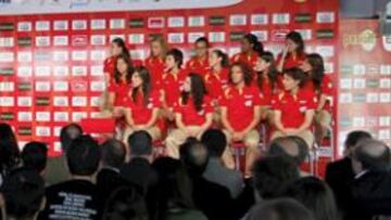 <b>EL ORO, EN MENTE. </b>Las jugadoras, pendientes de lo que dice el seleccionador, José Ignacio Hernández.