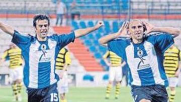 <b>ALEGRÍA. </b>Ignacio Benítez se pone las manos en los oídos para celebrar su gol. Redondo corre tras él para felicitarle.