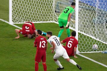 0-1. Merih Demiral marca en propia puerta el tanto de la selección italiana.