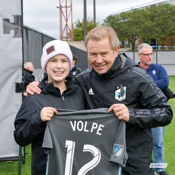 Mia pasó un día con los jugadores de Minnesota United. Mia cumplió su sueño gracias a la campaña de la MLS Kicks Childhood Cancer.