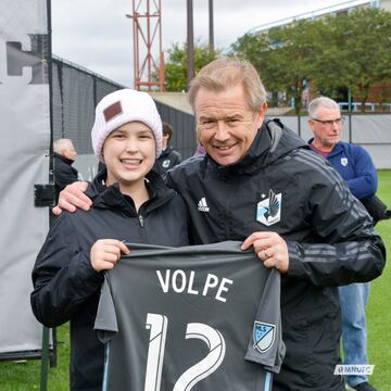 Mia pasó un día con los jugadores de Minnesota United. Mia cumplió su sueño gracias a la campaña de la MLS Kicks Childhood Cancer. 