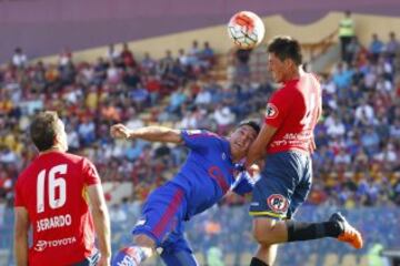 El jugador de Universidad de Chile, Gustavo Canales,  centro, disputa el balon con Nicilas Macilla de Union Española durante el partido de primera division en el estadio Santa Laura de Santiago, Chile.
