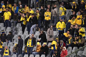 Los seguidores suecos esperan en la tribuna durante el partido de fútbol de clasificación para la Eurocopa 2024 entre Bélgica y Suecia en el estadio Rey Balduino de Bruselas el 16 de octubre de 2023, después de un "ataque" dirigido a ciudadanos suecos en una calle de Bruselas.