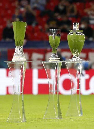 Los trofeos de la Europa League, Supercopa y Champions League.