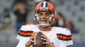 CHICAGO, IL - AUGUST 31: Brock Osweiler #17 of the Cleveland Browns participates in warm-ups before a preseason game against the Chicago Bears at Soldier Field on August 31, 2017 in Chicago, Illinois.   Jonathan Daniel/Getty Images/AFP
 == FOR NEWSPAPERS, INTERNET, TELCOS &amp; TELEVISION USE ONLY ==