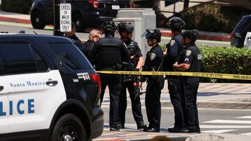 Autoridades de California responden a un tiroteo en Santa Monica Place. Se reporta un oficial herido, mientras que el tirador continúa prófugo. Esto se sabe.