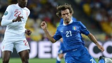 English forward Danny Welbeck (L) vies with Italian midfielder Andrea Pirlo during the Euro 2012 football championships quarter-final match England vs Italy on June 24, 2012 at the Olympic Stadium in Kiev. AFP PHOTO / CARL DE SOUZA