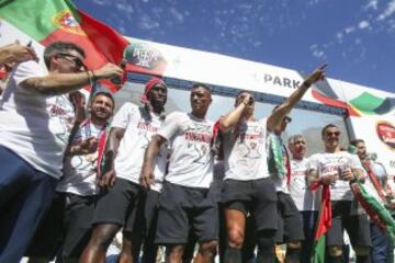 Cristiano Ronaldo habla en la celebración con la afición.