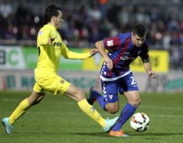 El defensa del Eibar Abraham Minero lucha un balón con el centrocampista Javier Espinosa, del Villareal, durante el partido de la quinta jornada de la Liga de Primera División que se diputa hoy en el estadio de Ipurua de la localidad guipuzcoana de Eibar. 