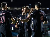 Entre uniformes idénticos e invasiones, el rosarino definió una noche irrepetible que Bayamón esperó durante semanas.