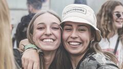 Dos chicas sonriendo y con el gorro del festival participan en un concierto del O Marisquiño de Vigo (Galicia, España).