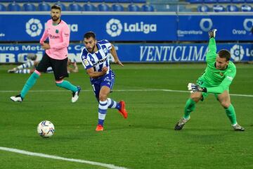 1-0. Luis Rioja marcó el primer gol. Piqué cede el balón a Neto y el portero brasileño pierde el control del esférico permitiendo anotar al jugador babazorro.