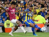Independiente del Valle's midfielder #06 Jordy Alcivar and Rosario Central's Colombian midfielder #08 Jaminton Campaz fight for the ball during the Copa Libertadores group stage football match between Argentina's Rosario Central and Ecuador's Independiente del Valle at the Gigante de Arroyito stadium in Rosario, Santa Fe province, Argentina, on April 9, 2026. (Photo by Marcelo Manera / AFP)