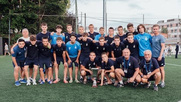 El Dinamo de Kiev Cadete, con el trofeo Ukranians With Us.