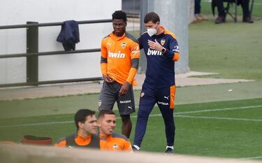 Yunus Musah entre Dest y Jordi Alba