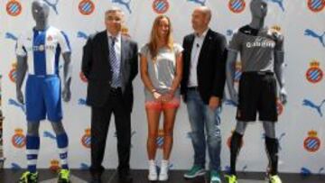 2013-14. Collet y Mengual, junto a las camisetas de este curso.