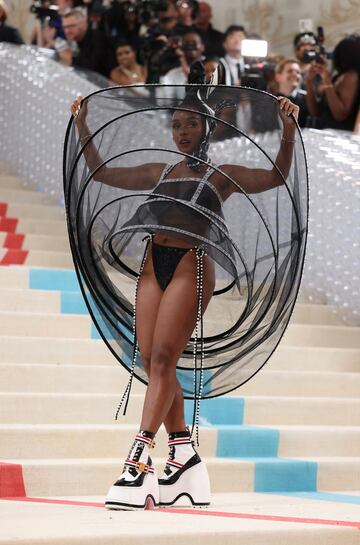 Janelle Monae con un diseño de Thom Browne.