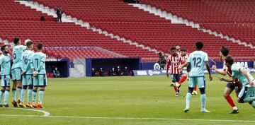 Lanzamiento de falta de Luis Su¨¢rez que se fue al palo.