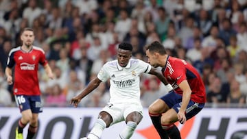 MADRID, SPAIN - OCTOBER 2: (L-R) Vinicius Junior of Real Madrid, Unai Garcia of CA Osasuna  during the La Liga Santander  match between Real Madrid v Osasuna at the Estadio Santiago Bernabeu on October 2, 2022 in Madrid Spain (Photo by David S. Bustamante/Soccrates/Getty Images)