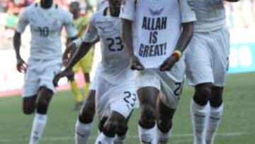 Mubarak Wakaso celebra con sus compañeros el gol que marcó durante el partido contra Mali.