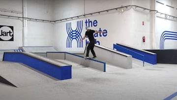 Marcos Álvarez patinando el skatepark indoor de The Skate Hub, en L'Hospitalet de Llobregat (Barcelona, España), en noviembre del 2022.