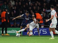 Bayern Munich's Colombian forward #14 Luis Diaz (R) tackles Paris Saint-Germain's Moroccan defender #02 Achraf Hakimi during the UEFA Champions League, league phase day 4, football match between Paris Saint-Germain (PSG) and FC Bayern Munich at the Parc des Princes in Paris, on November 4, 2025. (Photo by Thomas SAMSON / AFP)