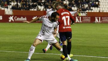 Gentiletti intenta cortar el avance de Brandon en el Albacete-Osasuna de la primera vuelta disputado en el Carlos Belmonte.