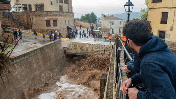 Varios servicios de emergencias ayudan en las labores de rescate en Letur, Albacete. En torno a 30 personas se han quedado atrapadas en sus viviendas por la riada.