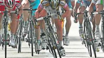 <b>DESEMPATE. </b>Cavendish (en el centro) logra su tercer triunfo frente a Petacchi (izquierda), que lleva dos.