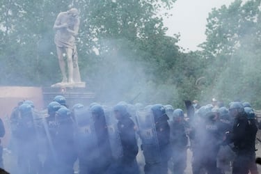El Derbi della Capitale vuelve a generar violencia en los alrededores del Olímpico. La policía dispersó con gases lacrimógenos y cañones de agua a los ultras de Lazio y Roma en la zona de Ponte Milvio.