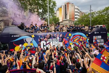 El recorrido de la rúa comenzó a las 18:00 en el Spotify Camp Nou. Desde ahí salieron los autobuses del equipo masculino y el femenino para celebrar juntos sus respectivos títulos ligueros.