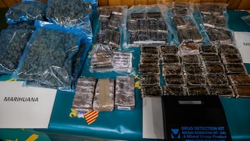 Paquetes de marihuana de la operación Krolik, relacionada con el tráfico de drogas, en la comandancia de la Guardia Civil, a 2 de noviembre de 2022, en Valencia, Comunidad Valenciana (España). El Juzgado de Primera Instancia e Instrucción Número 2 de Catarroja ha decretado el ingreso en prisión de un joven de 36 años de nacionalidad española, con antecedentes por violencia machista. La Guardia Civil lo detuvo por vender droga en locales de ocio de Picanya, Paiporta y Torrent y ha sido detenido por delitos contra la salud pública (tráfico de drogas) y tenencia ilícita de armas.
02 NOVIEMBRE 2022;VALENCIA;DROGAS;OPERACIÓN KROLIK
Rober Solsona / Europa Press
02/11/2022