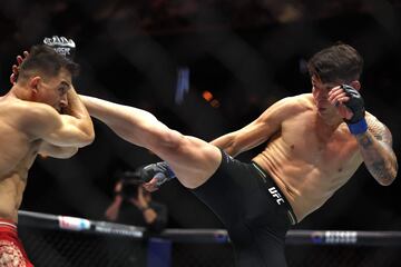 LAS VEGAS, NEVADA - SEPTEMBER 14: (L-R) Manuel Torres of Mexico fights Ignacio Bahamondes of Chile during UFC 306: Riyadh Season Noche at Sphere on September 14, 2024 in Las Vegas, Nevada.   Christian Petersen/Getty Images/AFP (Photo by Christian Petersen / GETTY IMAGES NORTH AMERICA / Getty Images via AFP)