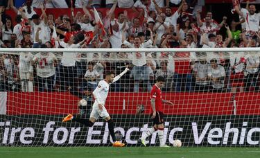 3-0. Error de David De Gea en el despeje, tras salir del área, y regala el balón a Youssef En-Nesyri. El delantero sevillista no se lo piensa dos veces y remata a puerta vacía según le cae el balón. Doblete del marroquí.