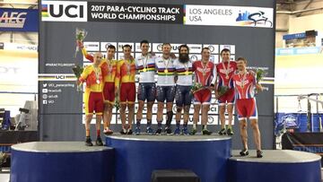 El equipo mixto de velocidad posa en el podio con las selecciones de Estados Unidos y Rusia tras la prueba de los Mundiales de Paraciclismo de Los Ángeles.