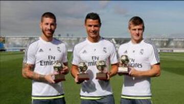 Ramos, Cristiano y Kroos con los trofeos de la IFFHS 10 meses después.