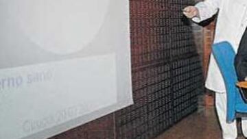 <b>SATISFECHOS. </b>Pedro Guillén (izquierda) señala la diapositiva del menisco de Juan Valera junto a José María Villalón en la clínica Cemtro.