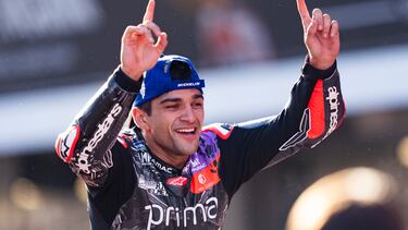 MONTMELÓ (BARCELONA), 17/11/2024.- El español Jorge Martín celebra tras su conquista del Campeonato del Mundo al quedar tercero en el Gran Premio Solidaridad de MotoGP celebrado en el circuito de Montmeló, este domingo.