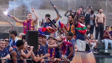 Raphinha, Jules Koundés y Pedri, entre otros durante la celebración este viernes de la consecución del triplete nacional (Supercopa de España, Copa del Rey y LaLiga).