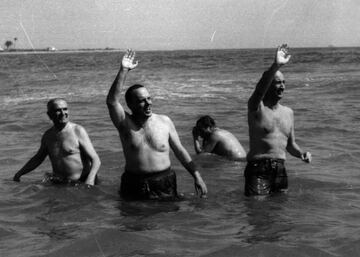 Manuel Fraga bañándose en la playa de Palomares a principios de 1966.
