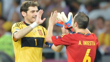 Iniesta recoge el guante de Iker y dice sí al Clásico vintage