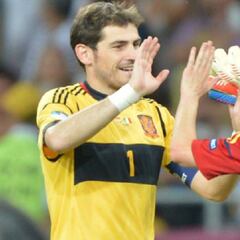 Iniesta recoge el guante de Iker y dice sí al Clásico vintage