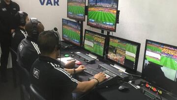 VAR en el partido entre Santa Fe y Cali.