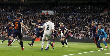 1-0. Carvajal y Ezequiel Garay en la jugada del primer gol anotado por Wass en propia puerta.